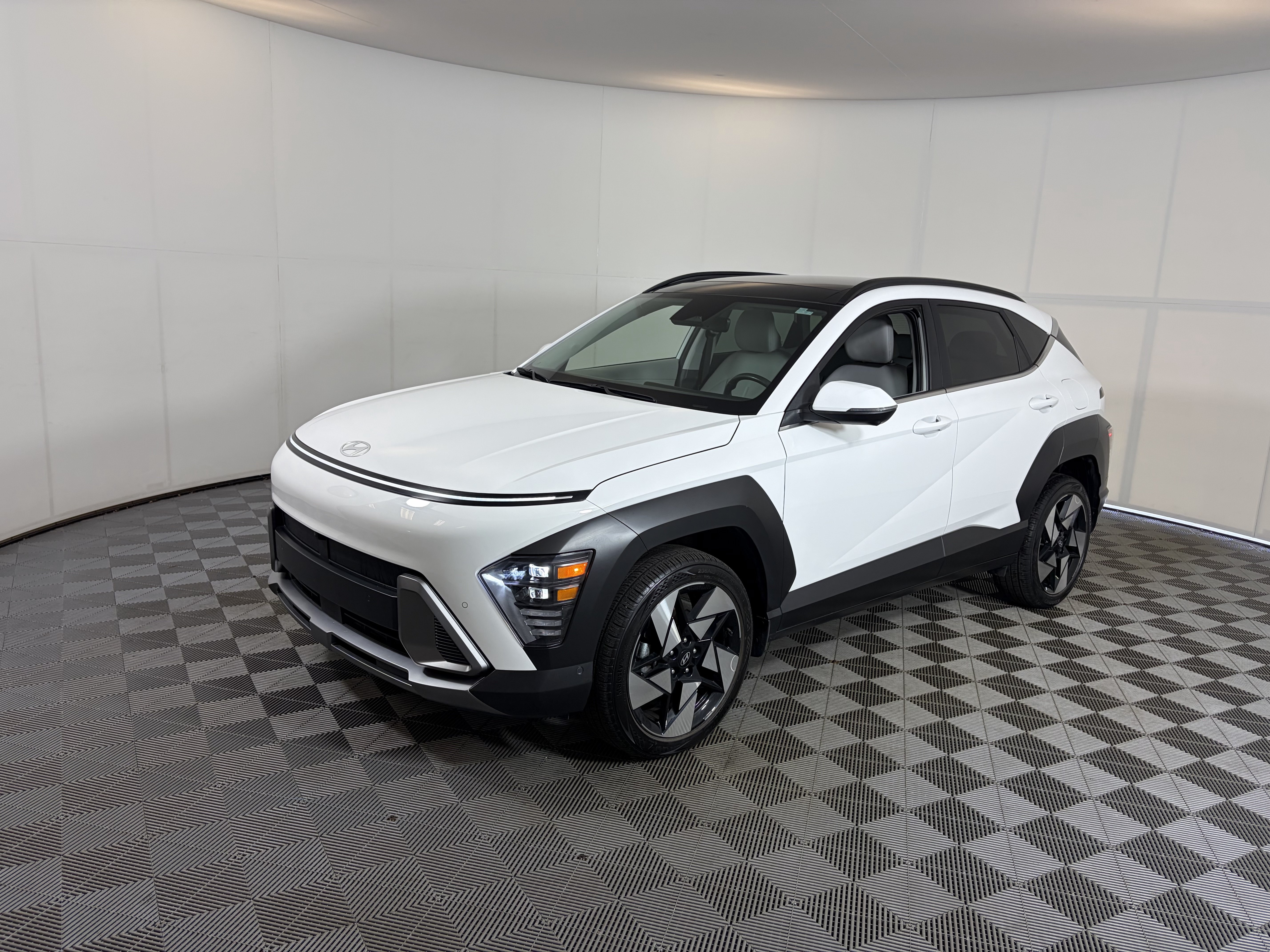 Used 2024 Hyundai Kona Limited AWD/4WD image 2