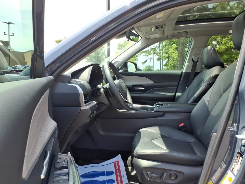 Used 2024 Toyota Grand Highlander AWD image 16