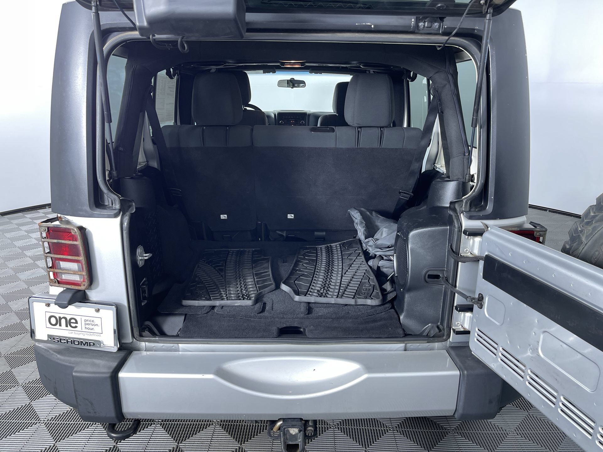 Used 2012 Jeep Wrangler Unlimited Sahara w/ Connectivity Group AWD/4WD image 22
