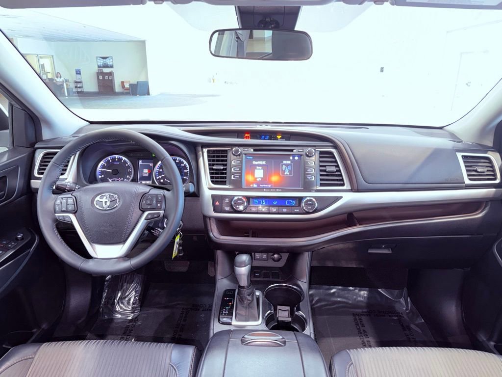 Used 2018 Toyota Highlander Plus FWD image 9