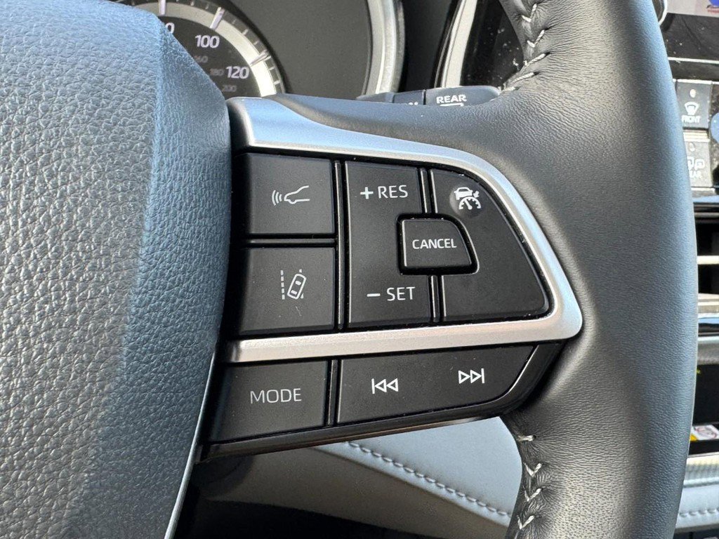 Used 2025 Toyota Highlander AWD image 18