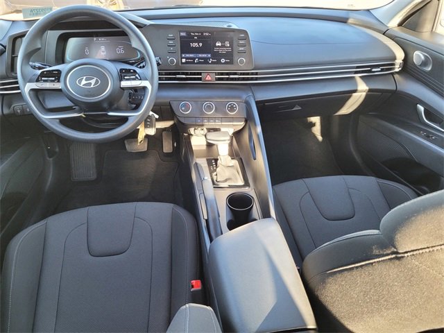 Used 2025 Hyundai Elantra SE image 12