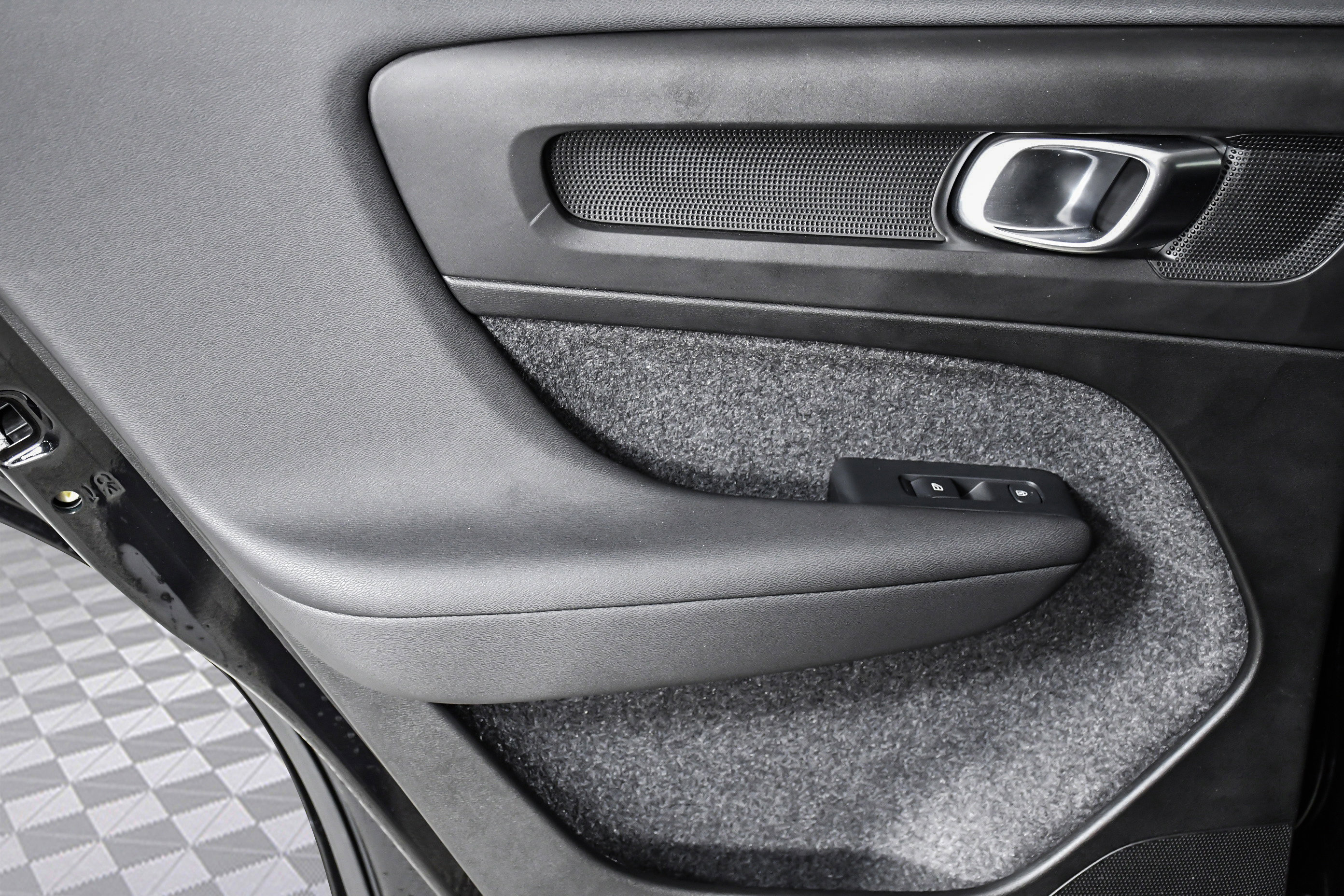 Used 2025 Volvo XC40 B5 Plus image 24