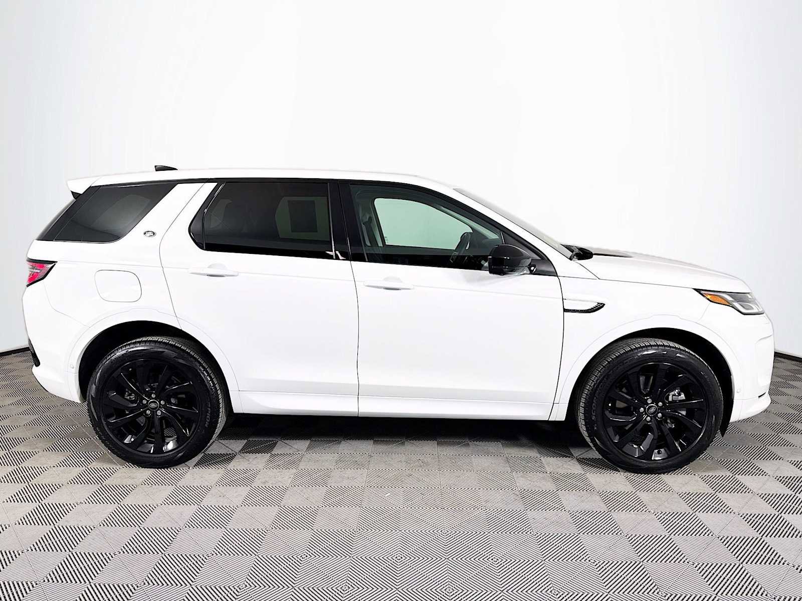 Used 2024 Land Rover Discovery Sport S image 4