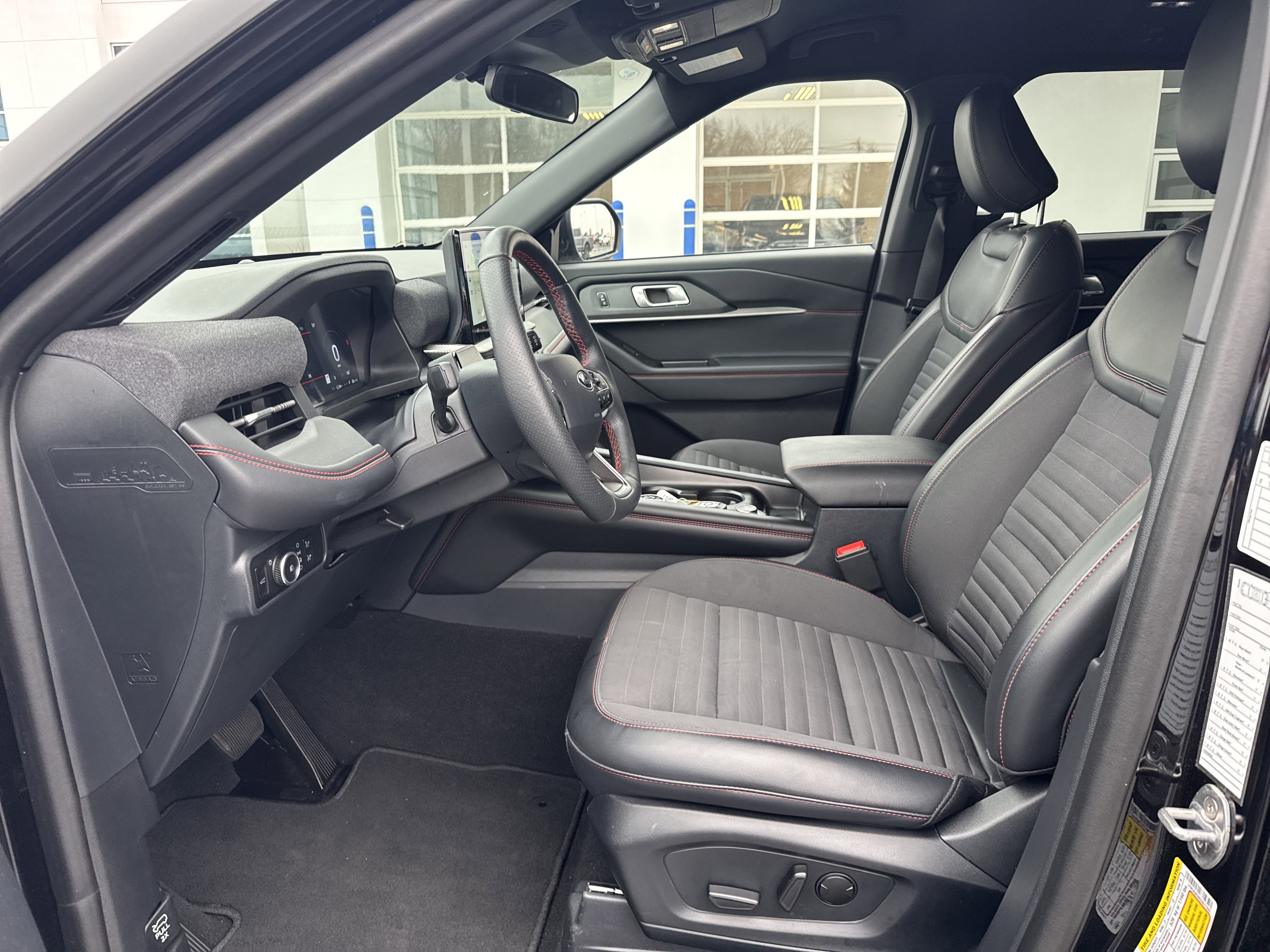 Used 2025 Ford Explorer ST-Line w/ ST-Line Street Pack image 23