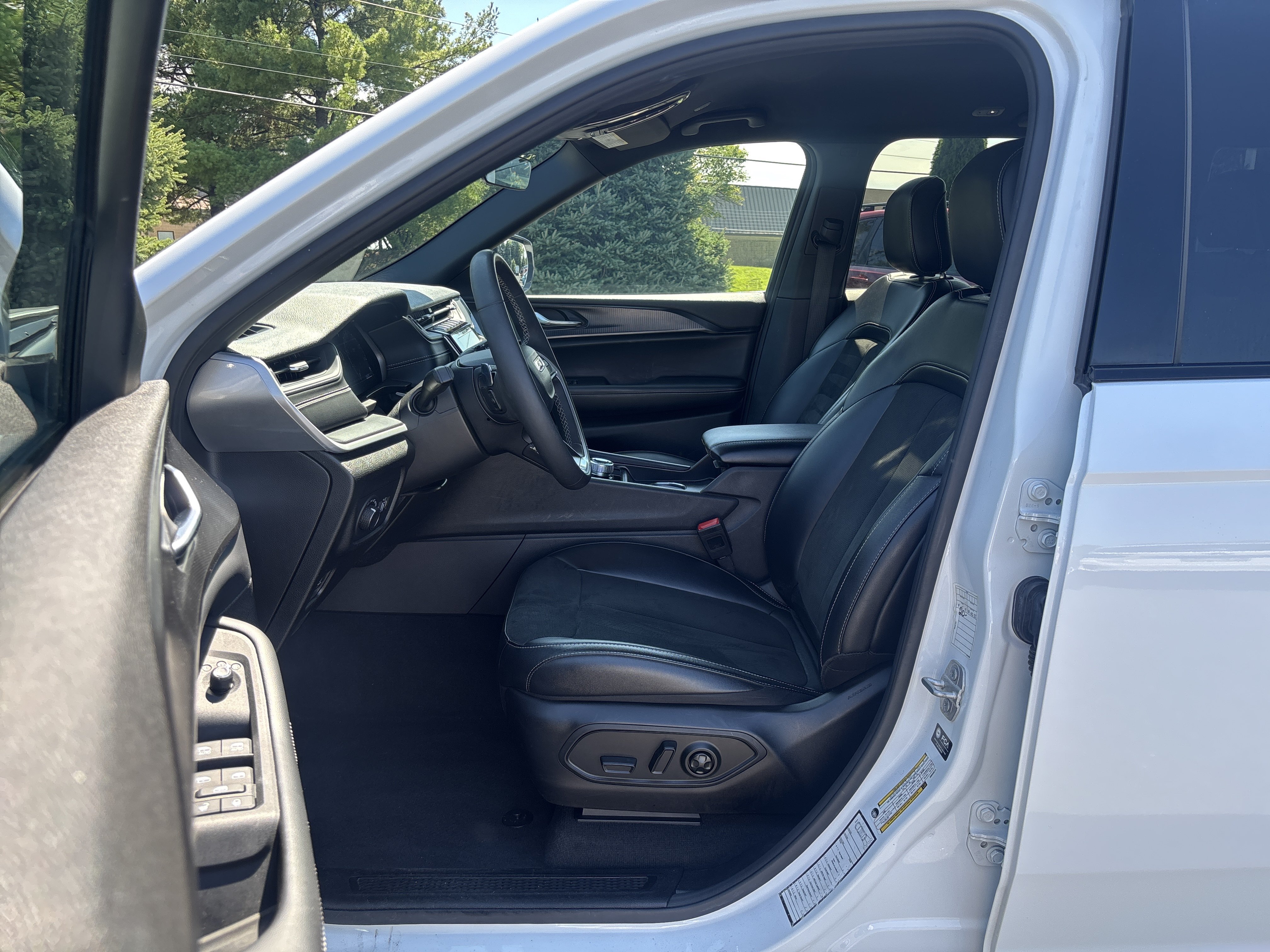 Used 2025 Jeep Grand Cherokee Altitude AWD/4WD image 29