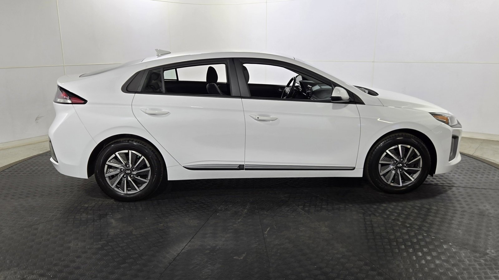 Used 2021 Hyundai Ioniq SE image 8