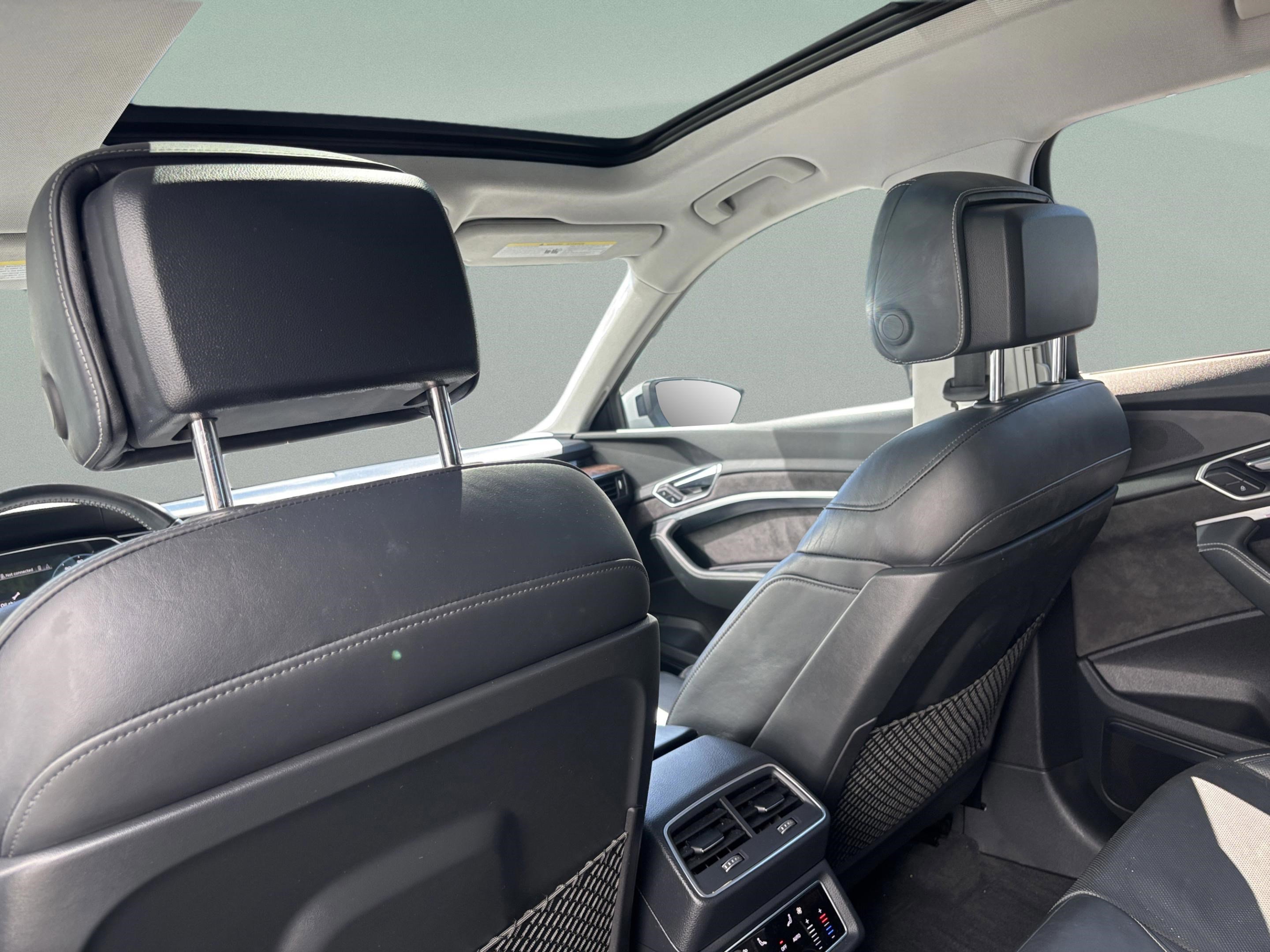 Used 2019 Audi e-tron Prestige w/ Prestige Package AWD/4WD image 16