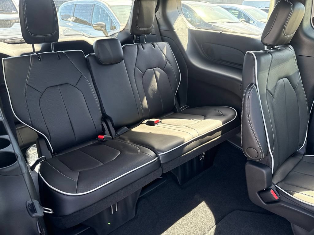 New 2027 Chrysler Pacifica Limited AWD/4WD image 26