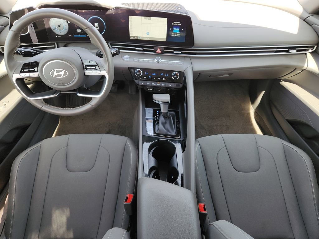 Used 2025 Hyundai Elantra SEL image 31