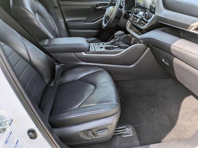 Used 2022 Toyota Highlander XLE AWD/4WD image 32