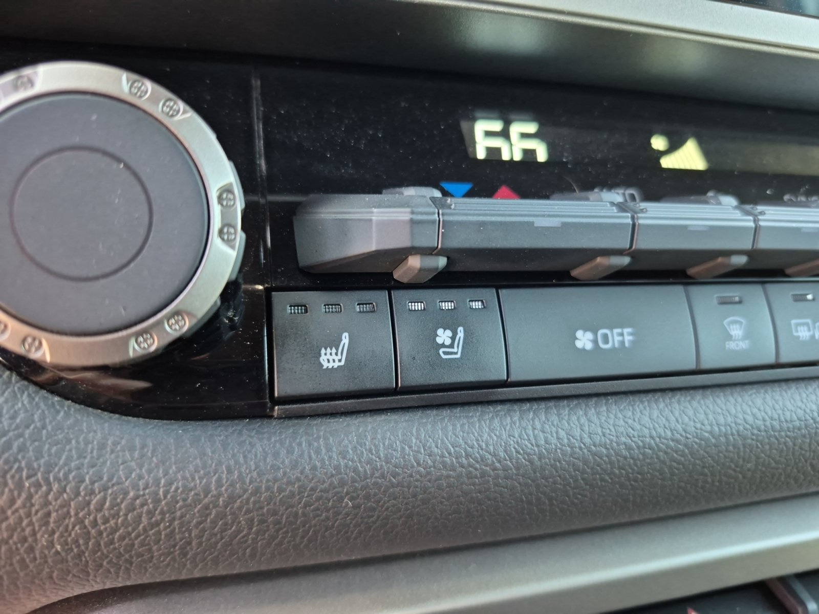 Used 2025 Toyota Tundra Limited AWD/4WD image 32