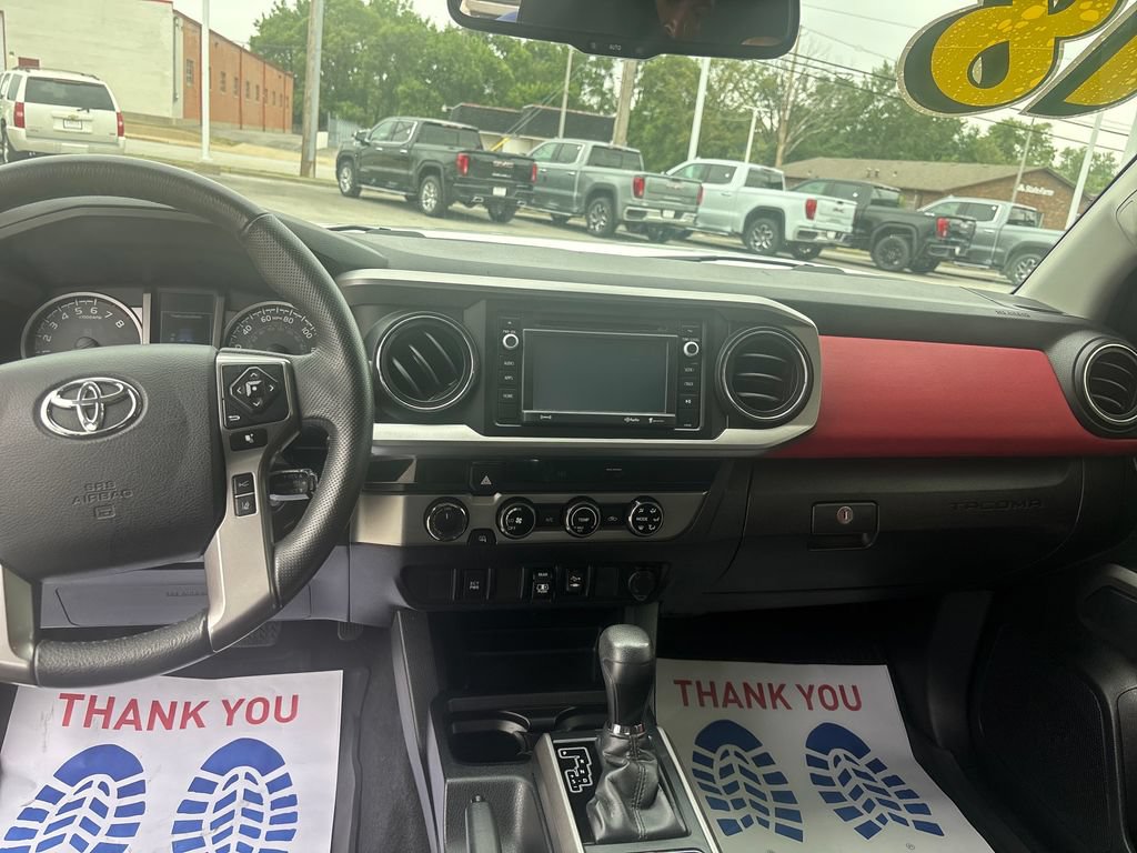 Used 2018 Toyota Tacoma SR5 AWD/4WD image 17