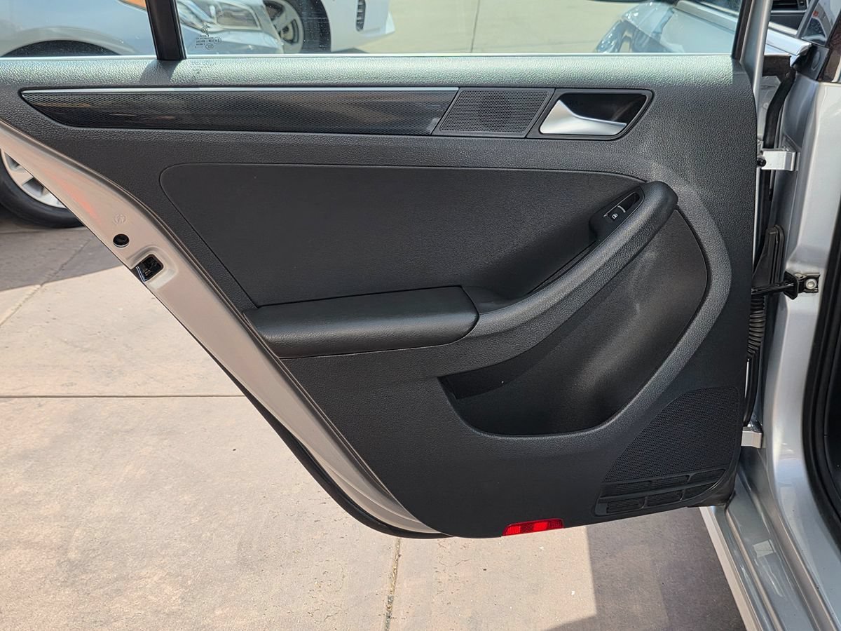 Used 2015 Volkswagen Jetta SEL FWD image 25