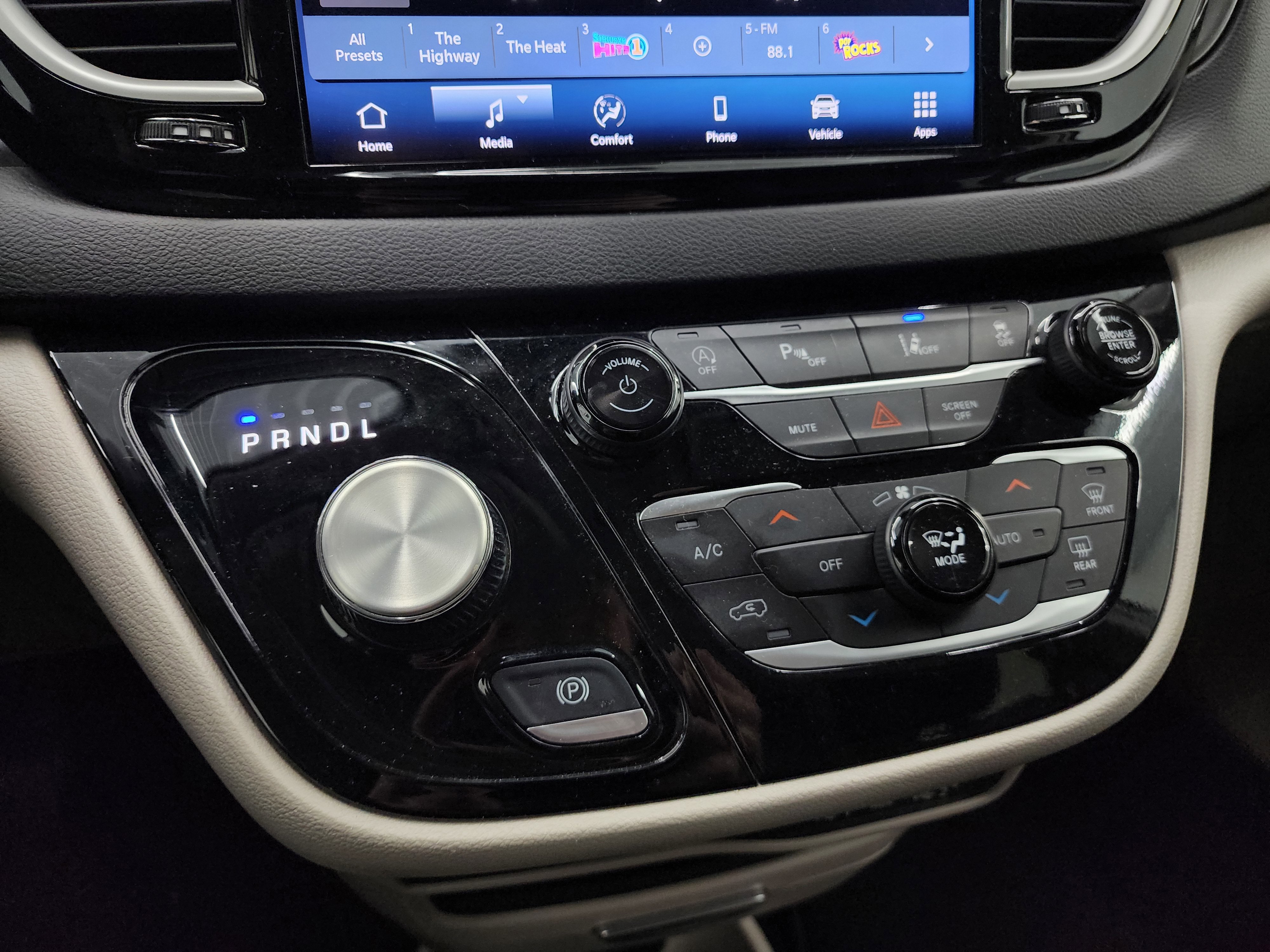 Used 2024 Chrysler Pacifica Touring-L image 44