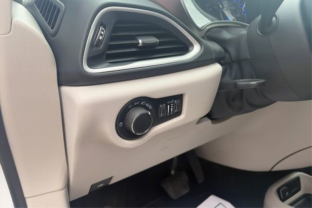 Used 2023 Chrysler Voyager LX FWD image 17