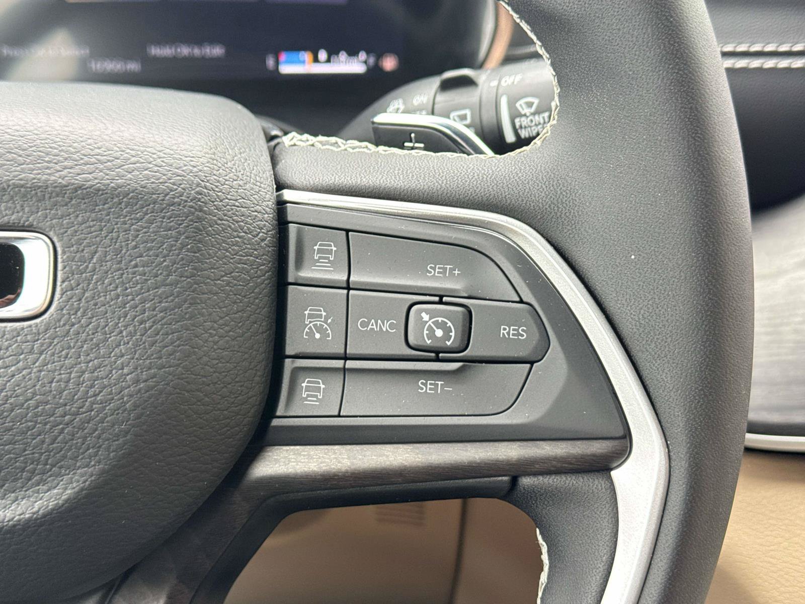 Used 2025 Jeep Grand Cherokee Limited AWD/4WD image 8