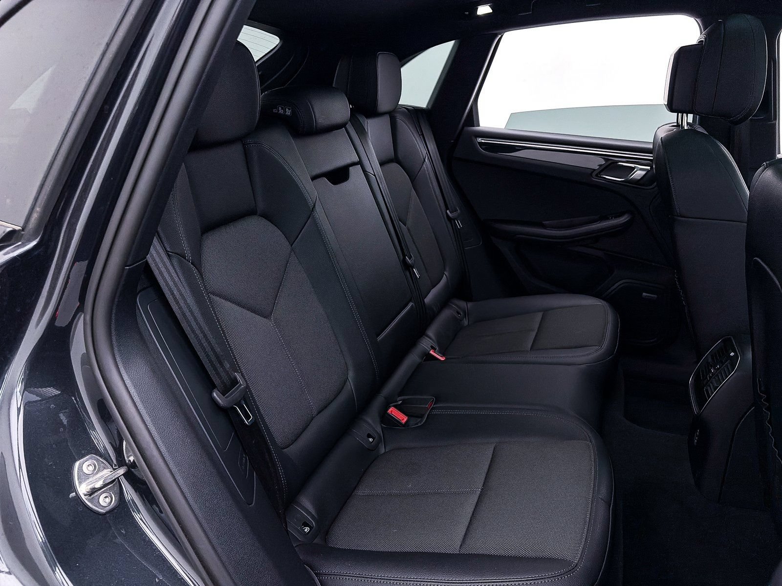 Used 2024 Porsche Macan AWD/4WD image 39