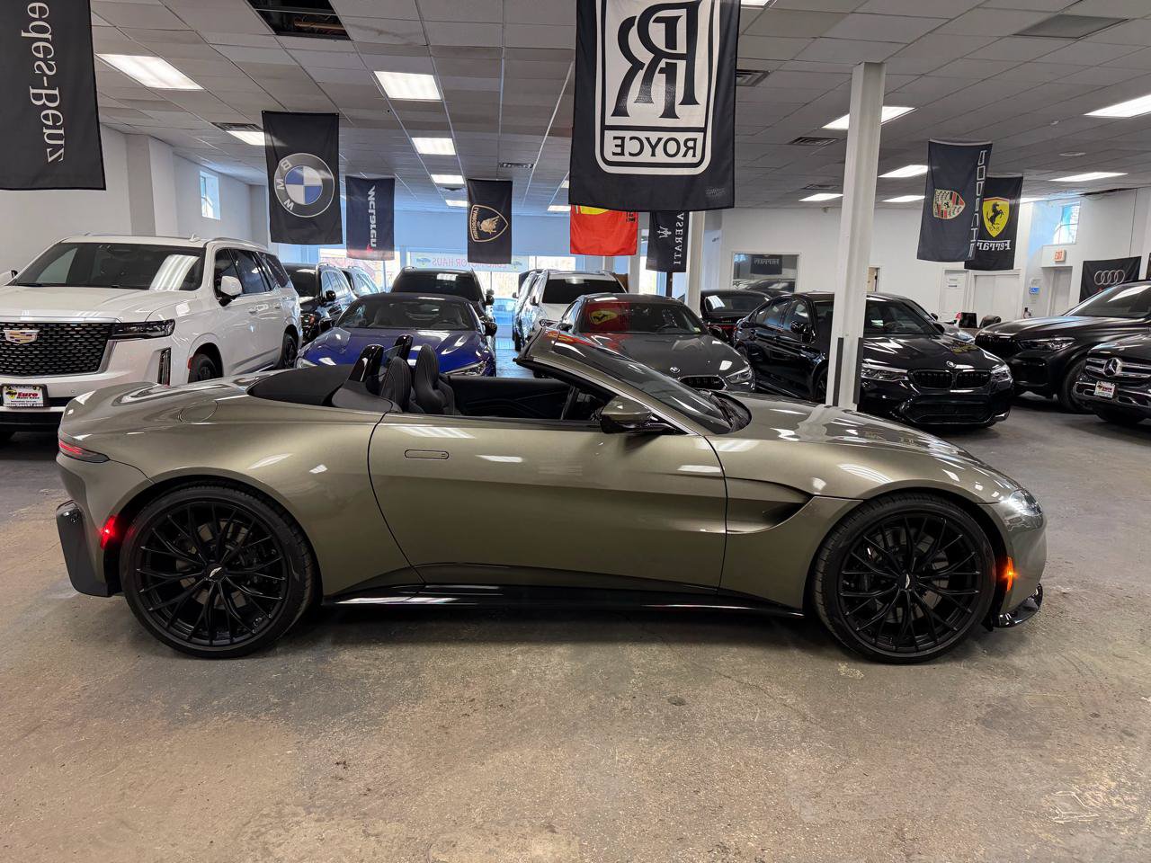 Used 2023 Aston Martin V8 Vantage Roadster RWD image 6