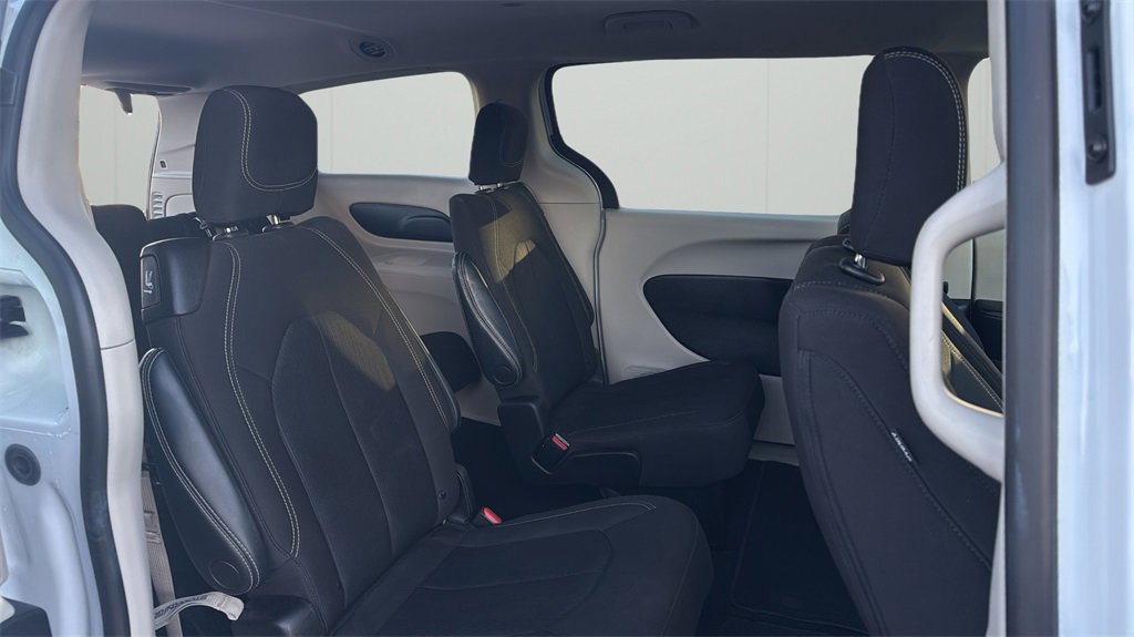 Used 2022 Chrysler Voyager LX image 38