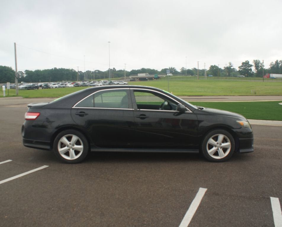 Used 2011 Toyota Camry SE w/ SE Extra-Value Pkg #1 FWD image 13