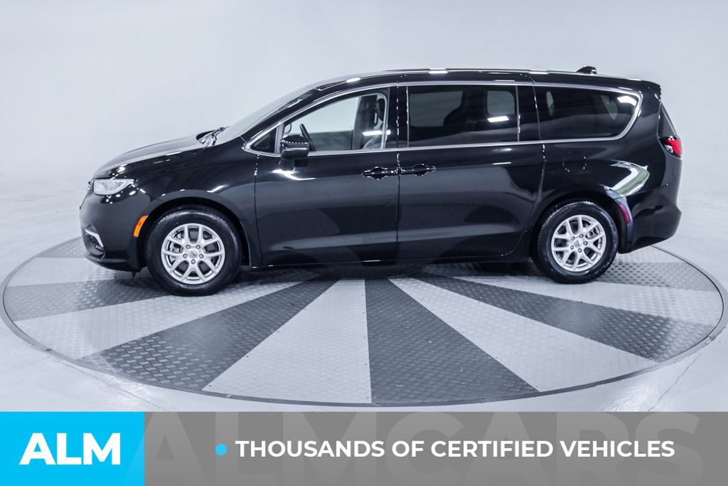 Used 2023 Chrysler Pacifica Touring-L FWD image 4