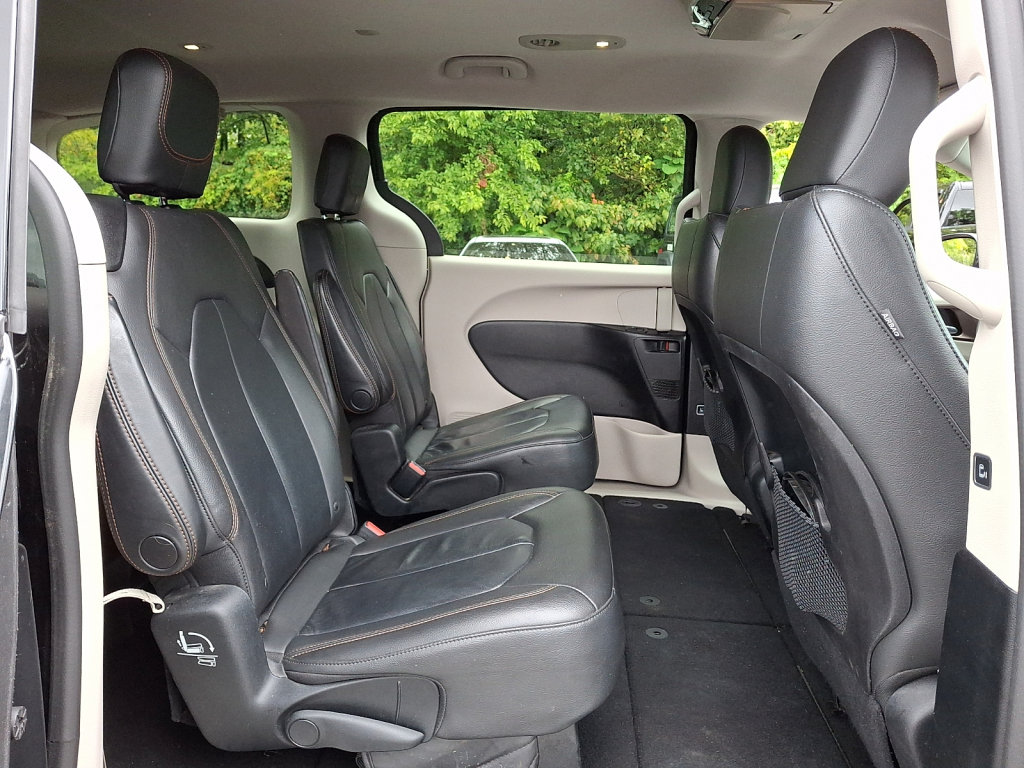 Used 2017 Chrysler Pacifica Touring-L FWD image 10
