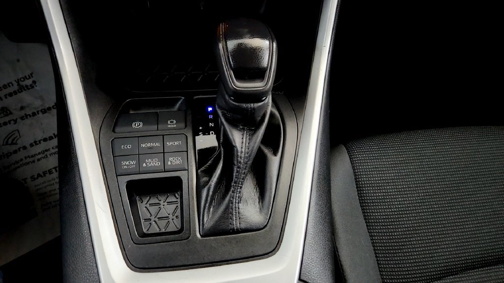 Certified 2021 Toyota RAV4 LE AWD/4WD image 28
