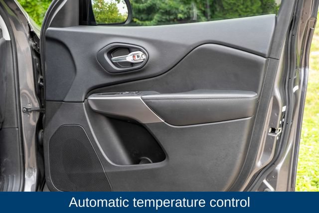 Used 2019 Jeep Cherokee Overland w/ Technology Group AWD/4WD image 17