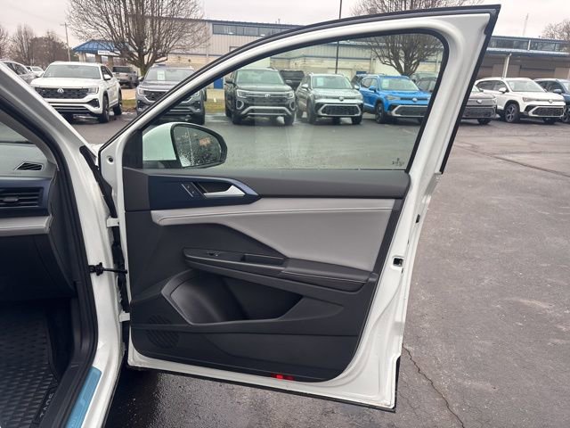 Used 2024 Volkswagen Taos SE image 26
