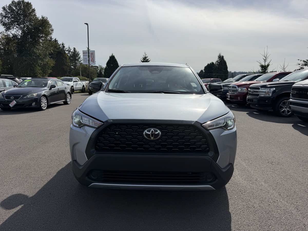 Used 2025 Toyota Corolla Cross LE AWD/4WD image 3