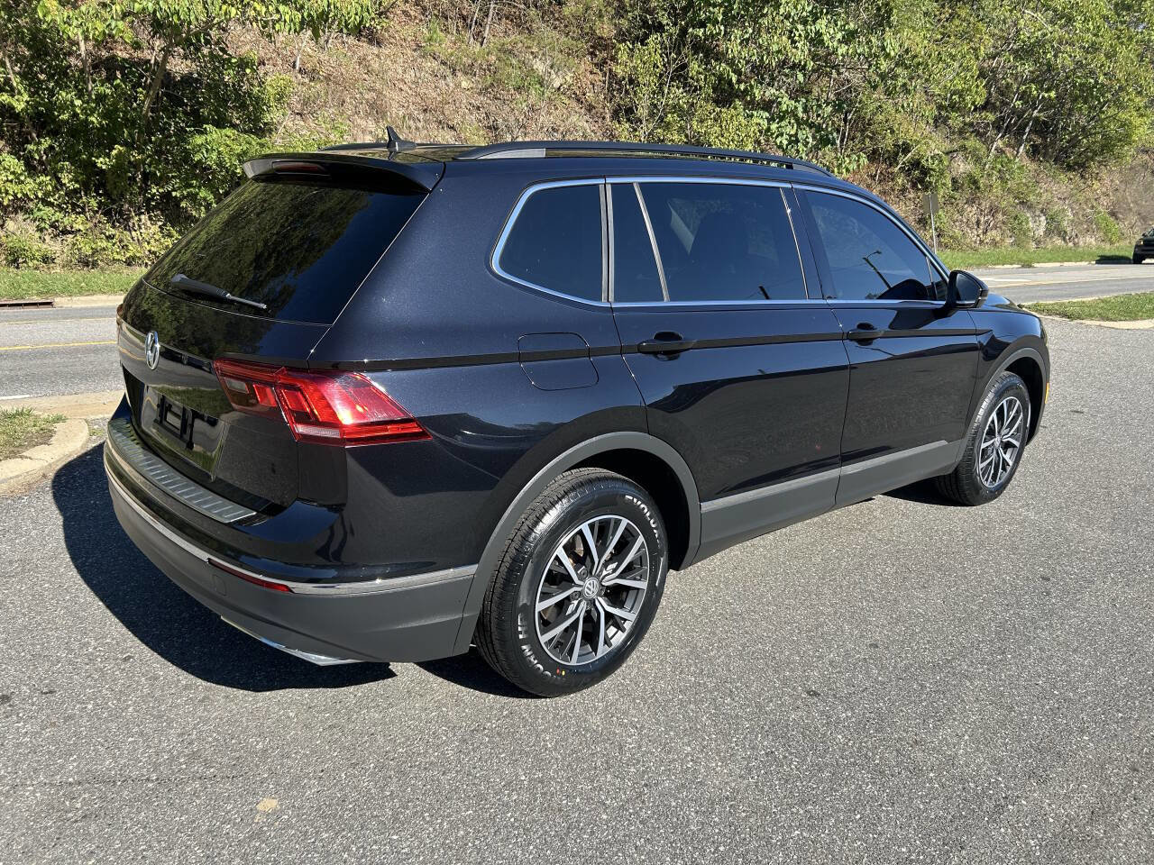 Used 2020 Volkswagen Tiguan SE w/ Panoramic Sunroof Package image 8