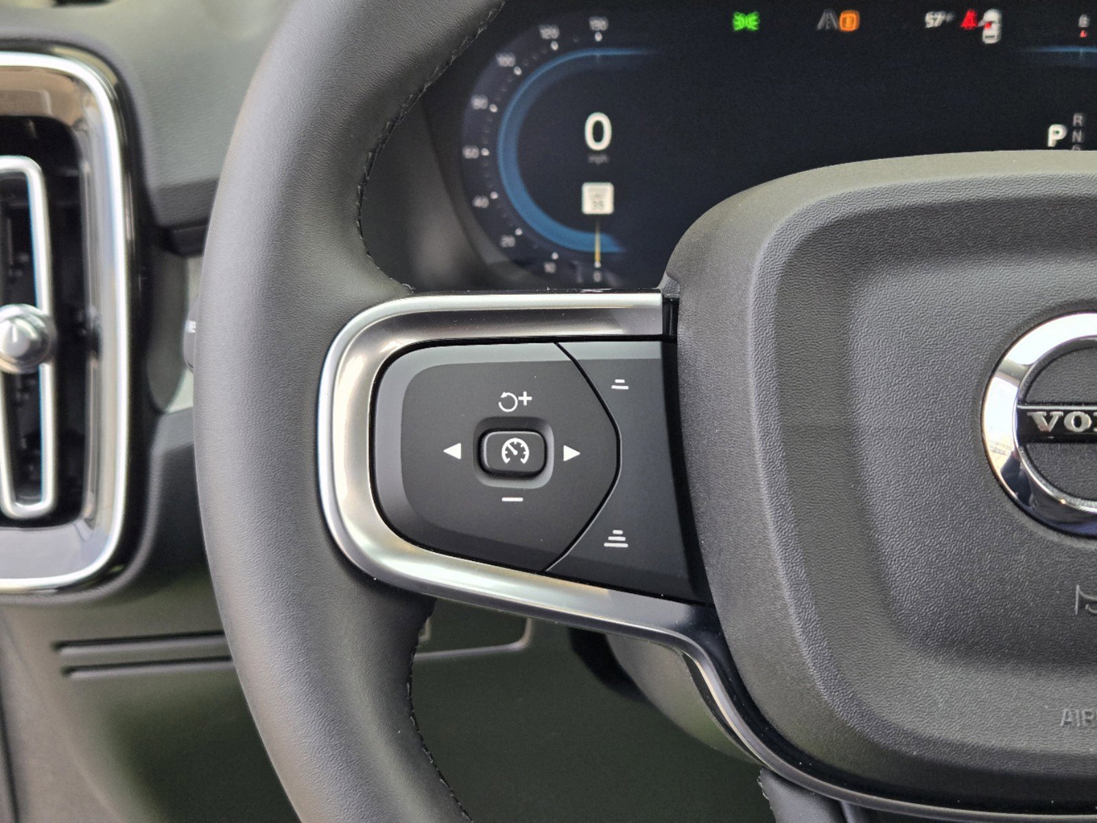 New 2025 Volvo XC40 B5 Core w/ Protection Package Premier image 30