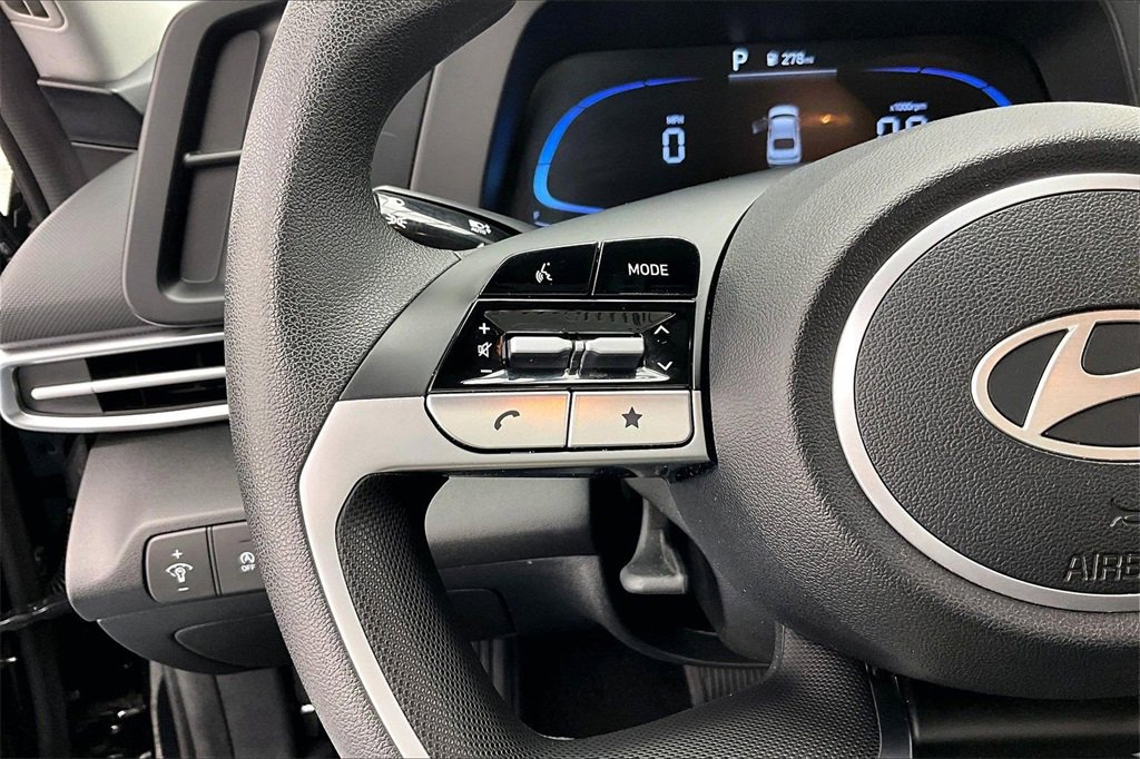 Used 2025 Hyundai Elantra SE image 18