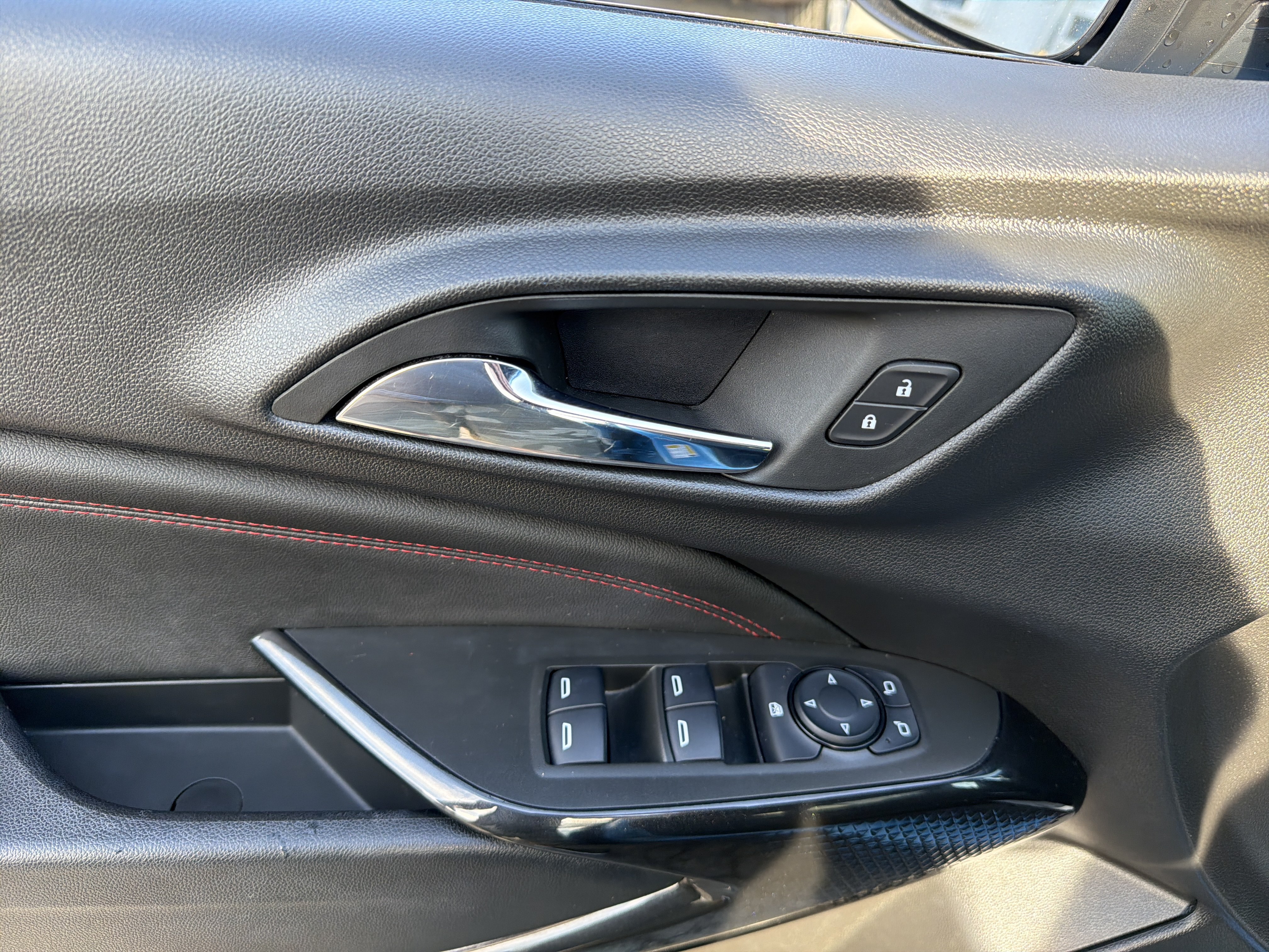 Used 2025 Chevrolet Trax RS w/ Sunroof Package FWD image 16
