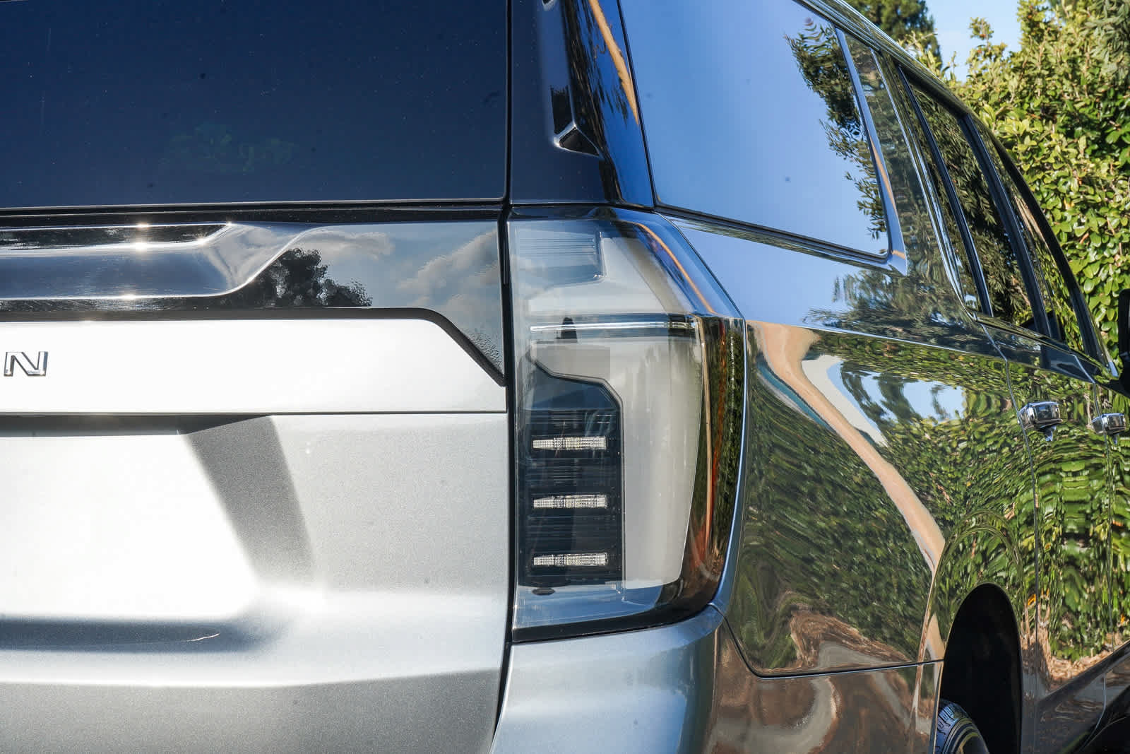 Used 2025 Chevrolet Suburban Premier AWD/4WD image 7