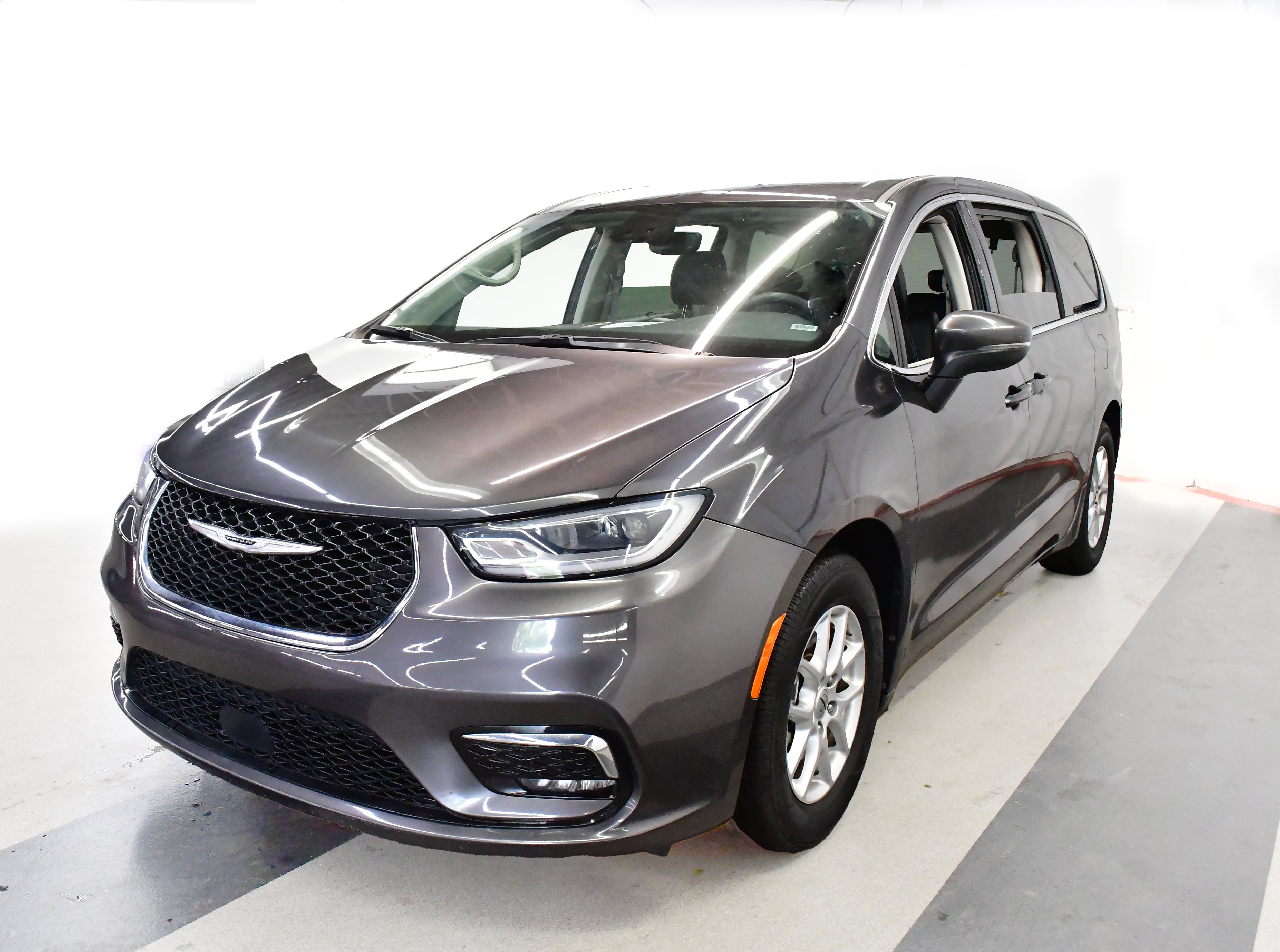 Used 2023 Chrysler Pacifica Touring-L FWD image 4