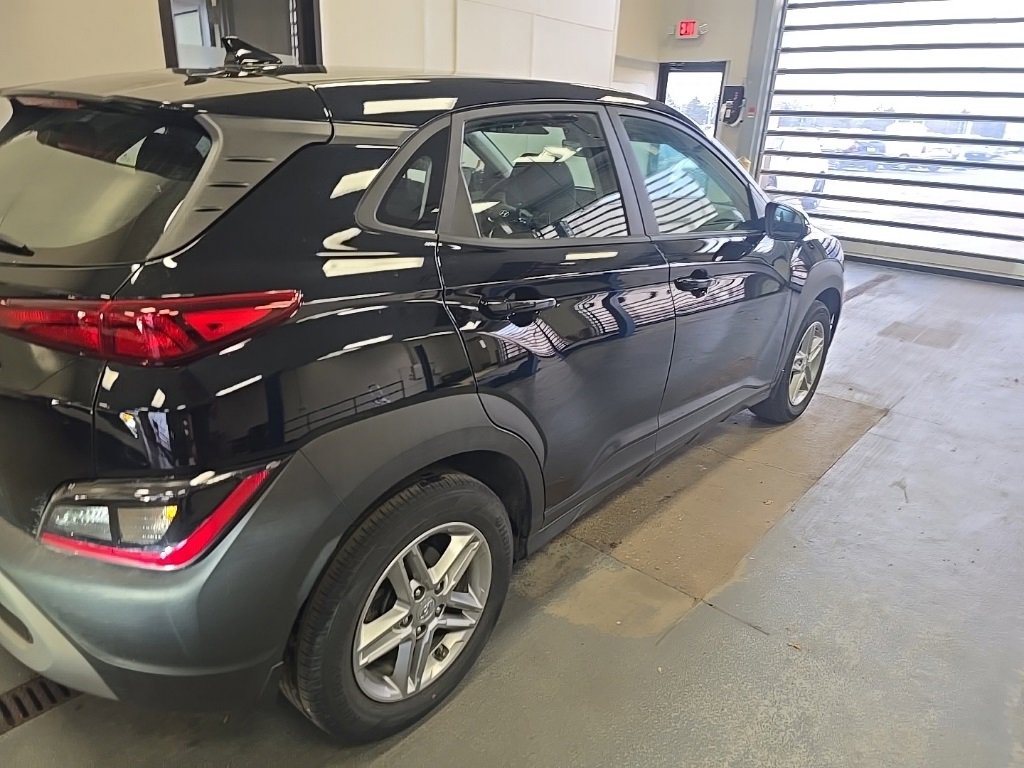 Used 2023 Hyundai Kona SE image 4