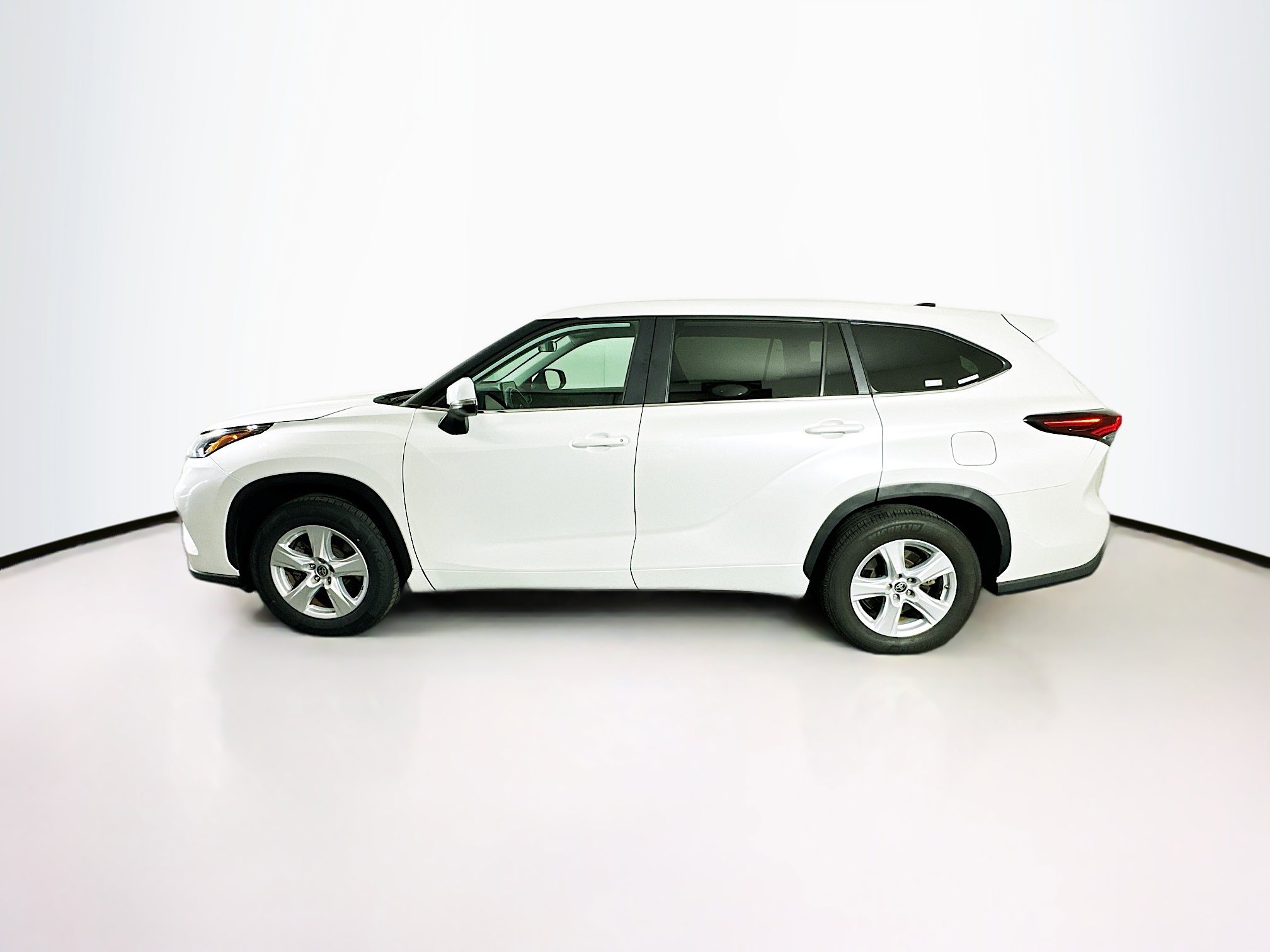 Used 2024 Toyota Highlander LE image 4