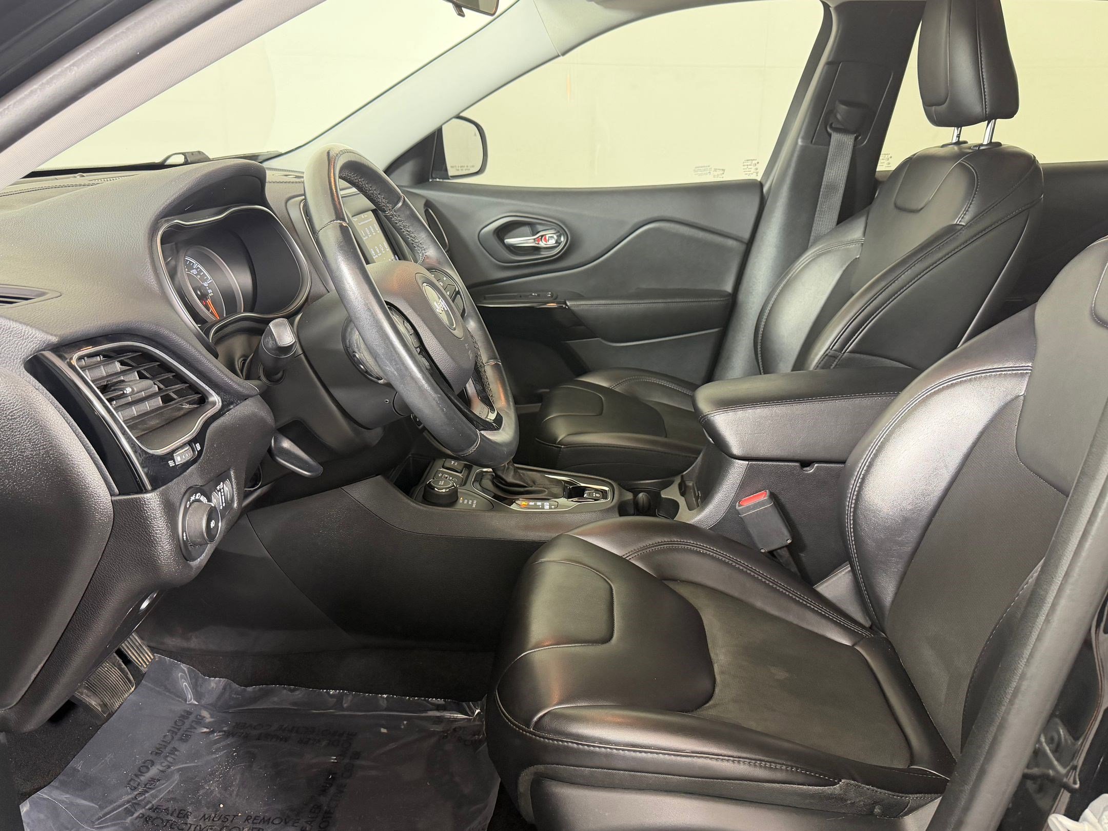 Used 2019 Jeep Cherokee Latitude Plus AWD/4WD image 5