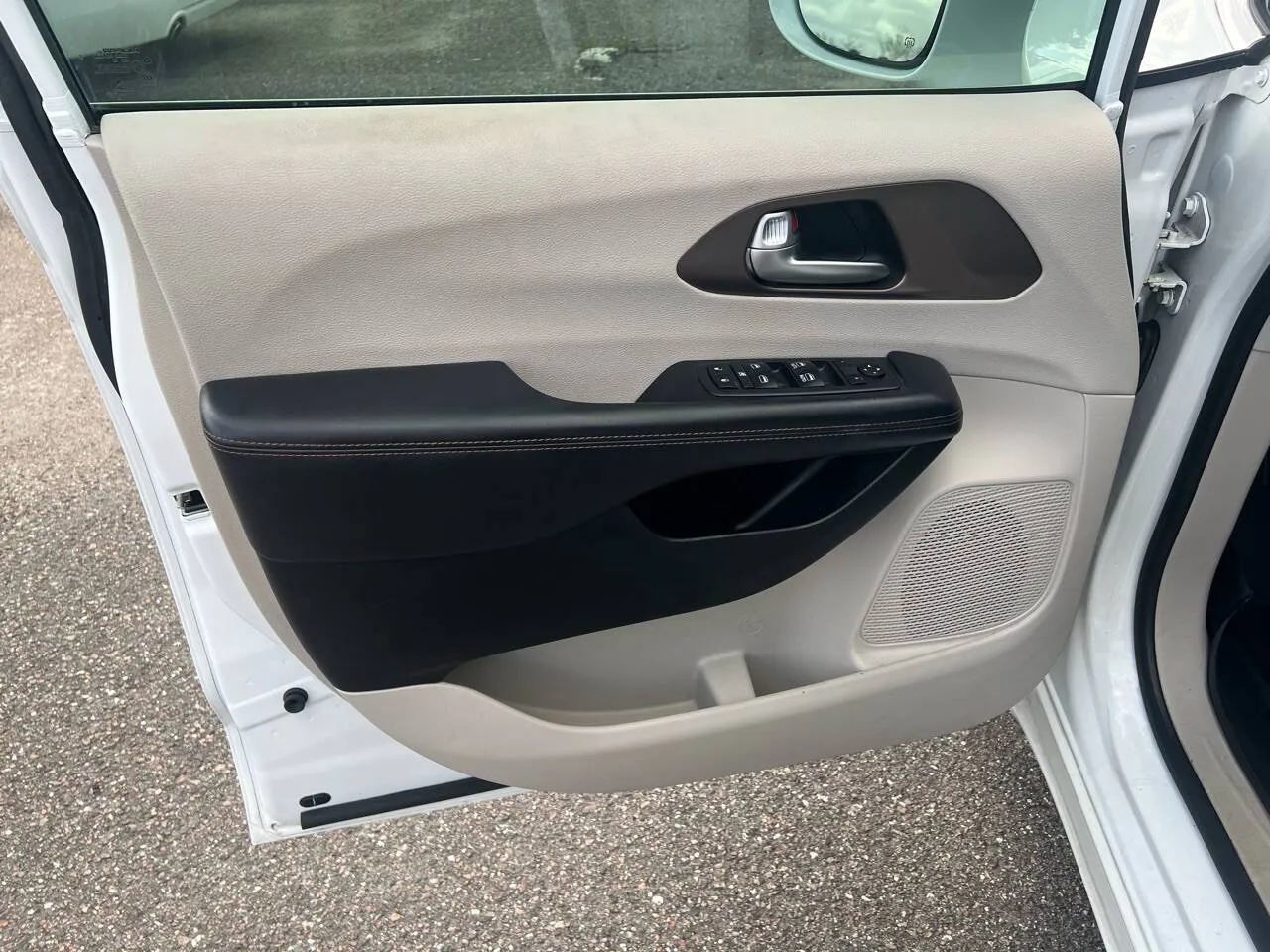 Used 2017 Chrysler Pacifica Touring-L FWD image 5