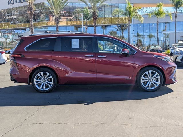 Used 2021 Toyota Sienna Platinum image 4