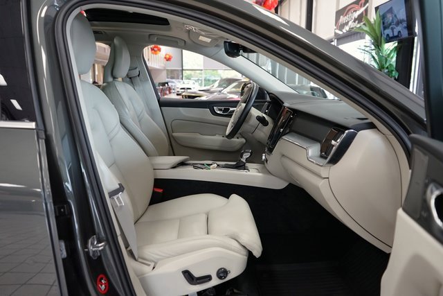 Used 2019 Volvo XC60 T5 Momentum w/ Multimedia Package image 47
