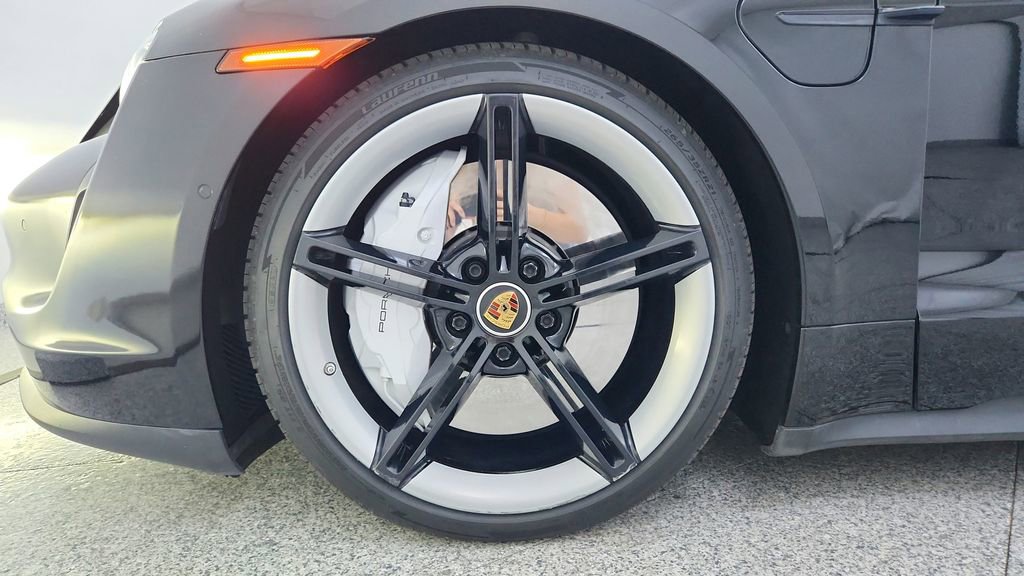 Used 2020 Porsche Taycan 4S w/ Premium Package image 40