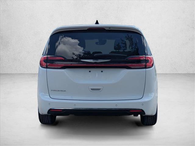 Used 2023 Chrysler Pacifica Touring-L FWD image 6