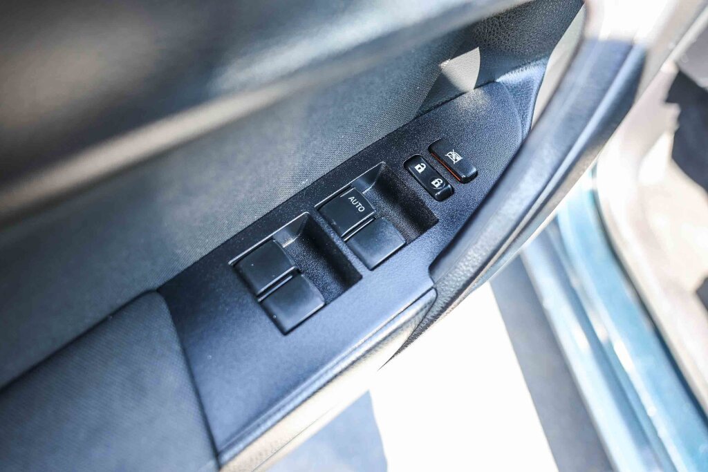 Used 2019 Toyota Corolla LE w/ Carpet Mat Package (TMS) FWD image 10