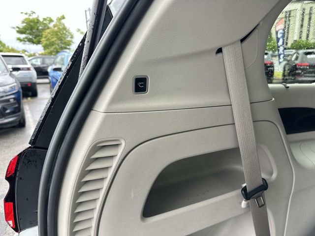 Used 2022 Chrysler Pacifica Touring-L AWD/4WD image 16