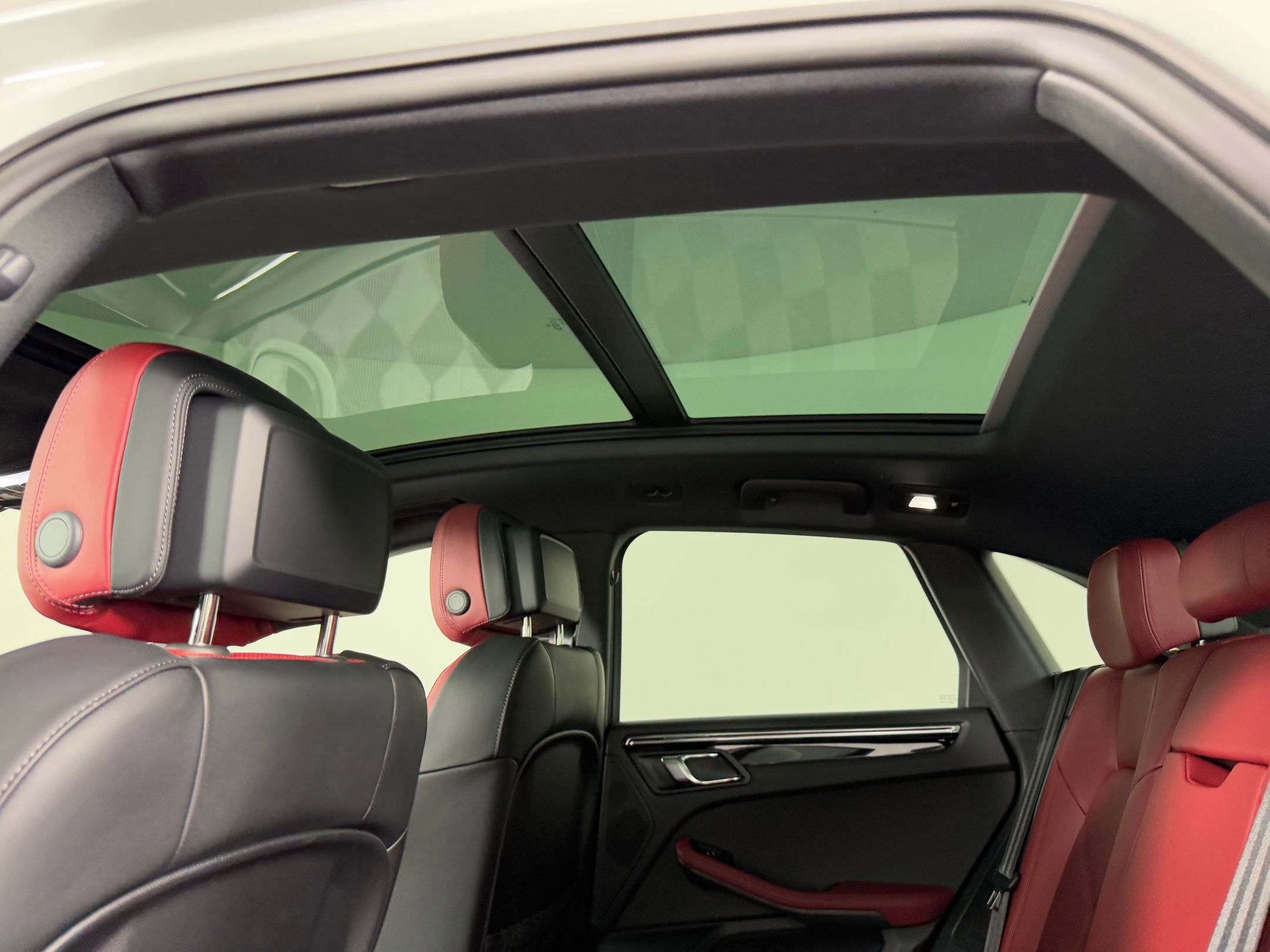 Certified 2026 Porsche Macan AWD/4WD image 17