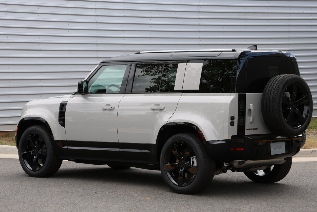 New 2026 Land Rover Defender 110 X-Dynamic SE AWD/4WD image 4