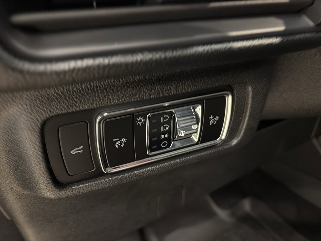 Used 2025 Lincoln Corsair Reserve w/ Rear Removable Package Tray image 21